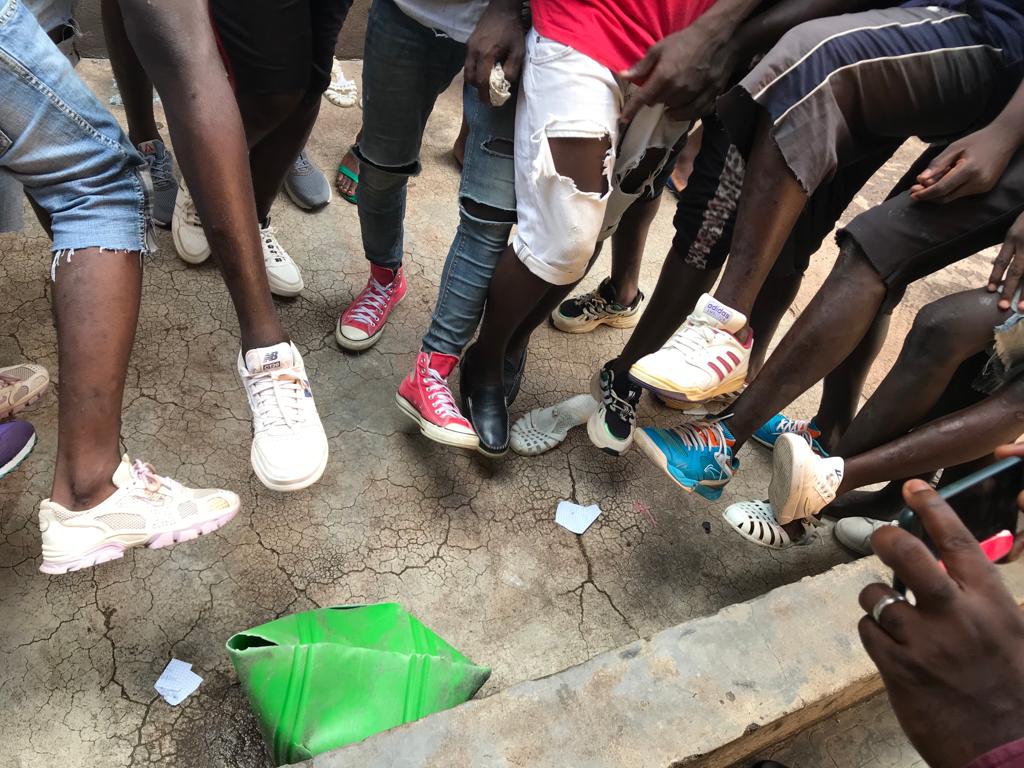 scarpe donate ai minori carcerati ivoriani 1