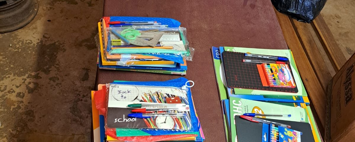 Distribuzione materiale scolastico in Costa d'Avorio